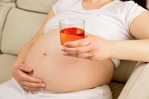 妊婦さんはお酒などのアルコール類は飲んではいけない